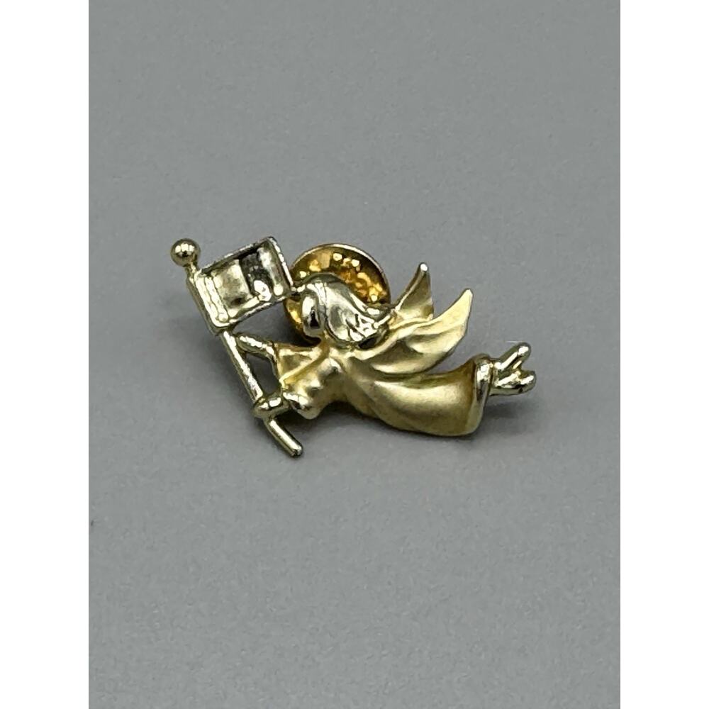 Vintage Gigi Giusti GG Angel Flying Holding Flag Gold Colored Lapel Pin Brooch